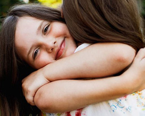 abrazo madre hija